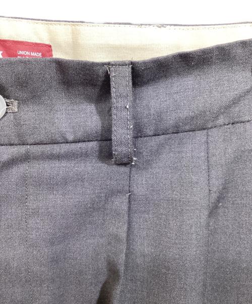 HIDE AND SEEK（ハイドアンドシーク）HIDE AND SEEK (ハイドアンドシーク) PLEATED TROUSER グレー サイズ:Ｍの古着・服飾アイテム