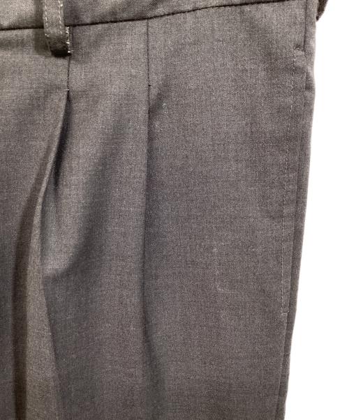 HIDE AND SEEK（ハイドアンドシーク）HIDE AND SEEK (ハイドアンドシーク) PLEATED TROUSER グレー サイズ:Ｍの古着・服飾アイテム