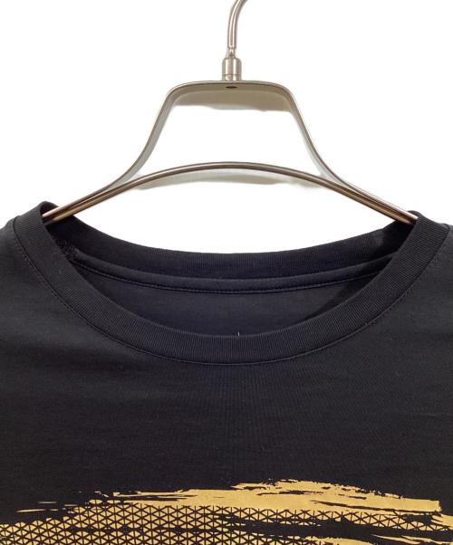 ARMANI EXCHANGE（アルマーニ エクスチェンジ）ARMANI EXCHANGE (アルマーニ エクスチェンジ) ゴールドロゴクルーネックTシャツ ブラック サイズ:Lの古着・服飾アイテム
