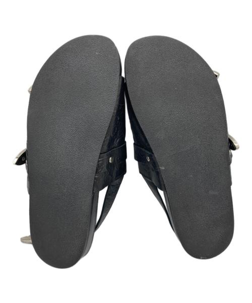 TOGA PULLA（トーガ プルラ）TOGA PULLA (トーガ プルラ) RAY BEAMS (レイ ビームス) 別注 Metal emboss sandal SP ブラック サイズ:SIZE 42の古着・服飾アイテム