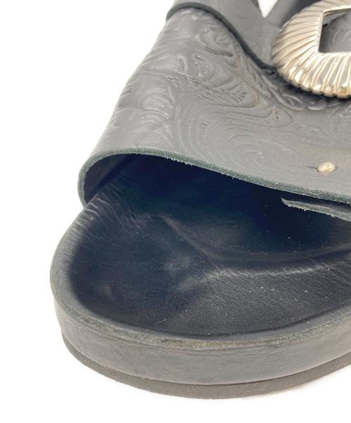 TOGA PULLA（トーガ プルラ）TOGA PULLA (トーガ プルラ) RAY BEAMS (レイ ビームス) 別注 Metal emboss sandal SP ブラック サイズ:SIZE 42の古着・服飾アイテム