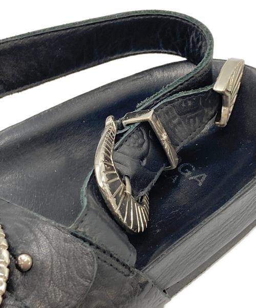 TOGA PULLA（トーガ プルラ）TOGA PULLA (トーガ プルラ) RAY BEAMS (レイ ビームス) 別注 Metal emboss sandal SP ブラック サイズ:SIZE 42の古着・服飾アイテム