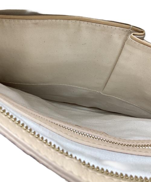 HELEN KAMINSKI（ヘレンカミンスキー）HELEN KAMINSKI (ヘレンカミンスキー) クラッチバッグ ベージュの古着・服飾アイテム