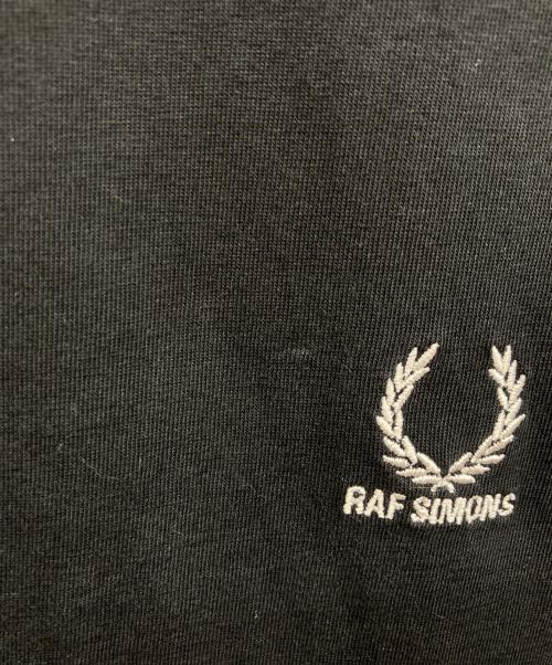 FRED PERRY（フレッドペリー）FRED PERRY (フレッドペリー) RAF SIMONS (ラフシモンズ) デザインTシャツ ブラック サイズ:Lの古着・服飾アイテム