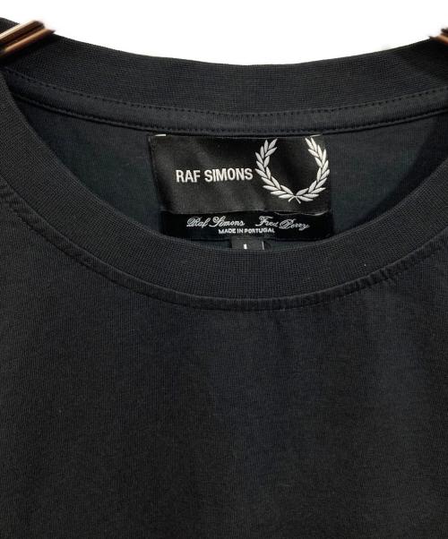 FRED PERRY（フレッドペリー）FRED PERRY (フレッドペリー) RAF SIMONS (ラフシモンズ) デザインTシャツ ブラック サイズ:Lの古着・服飾アイテム