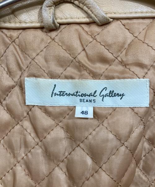 International Gallery（インターナショナルギャラリー）International Gallery (インターナショナルギャラリー) ラムレザージャケット ベージュ サイズ:48の古着・服飾アイテム