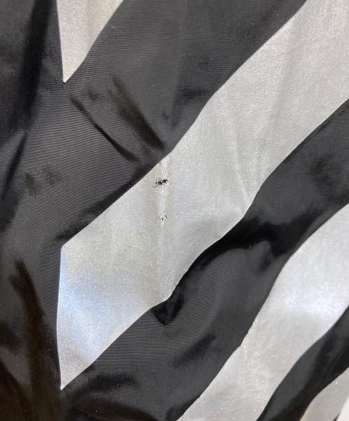 MONCLER（モンクレール）MONCLER (モンクレール) OFFWHITE (オフホワイト) リフレクトロゴジップパーカー ブラック サイズ:SIZE Mの古着・服飾アイテム