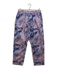 WHITE MOUNTAINEERING（ホワイトマウンテ二アニング）の古着「JUNGLE PATTERN TAPERED EASY PANTS」｜ピンク×ネイビー