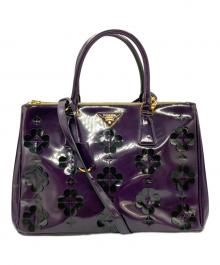 PRADA（プラダ）の古着「パテント レザーフラワーモチーフ2WAYバッグ」｜パープル