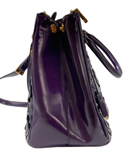 PRADA（プラダ）PRADA (プラダ) パテント レザーフラワーモチーフ2WAYバッグ パープルの古着・服飾アイテム