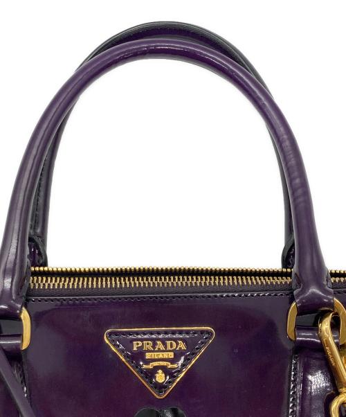 PRADA（プラダ）PRADA (プラダ) パテント レザーフラワーモチーフ2WAYバッグ パープルの古着・服飾アイテム
