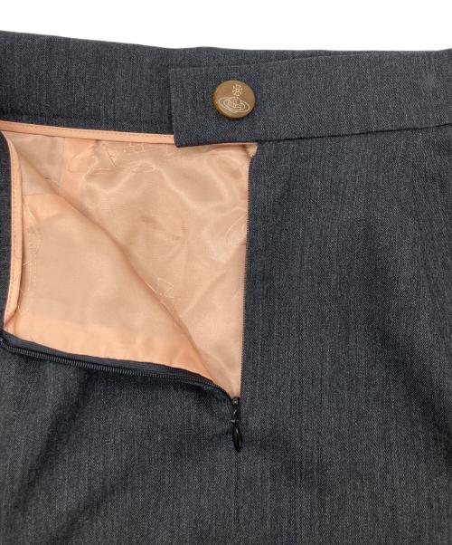 Vivienne Westwood RED LABEL（ヴィヴィアンウエストウッドレッドレーベル）Vivienne Westwood RED LABEL (ヴィヴィアンウエストウッドレッドレーベル) オーブボタンタイトスカート グレー サイズ:2の古着・服飾アイテム