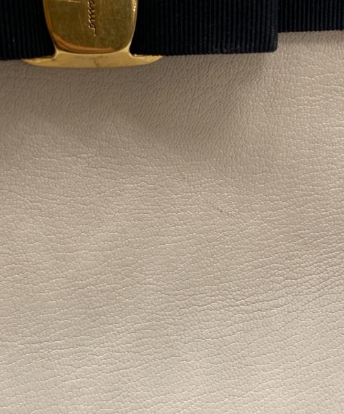 Salvatore Ferragamo（サルヴァトーレ フェラガモ）Salvatore Ferragamo (サルヴァトーレ フェラガモ) ヴァラリボンハンドバッグ ベージュの古着・服飾アイテム