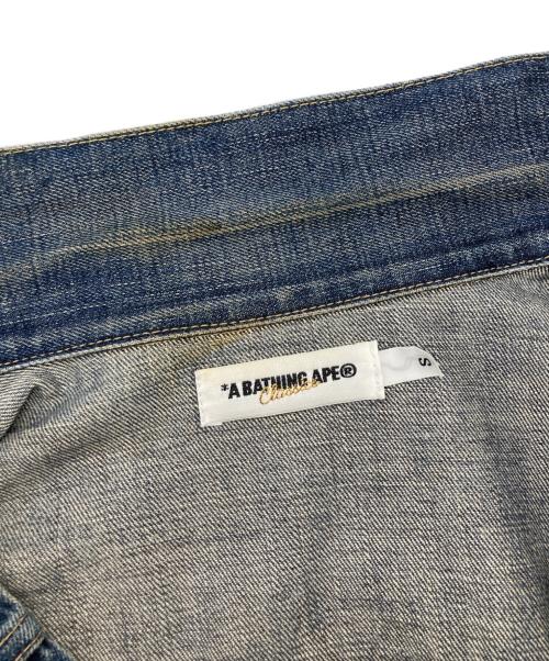A BATHING APE（ア ベイシング エイプ）A BATHING APE (ア ベイシング エイプ) 刺繍トラッカーデニムジャケット インディゴ サイズ:Sの古着・服飾アイテム