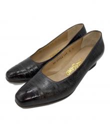Salvatore Ferragamo（サルヴァトーレ フェラガモ）の古着「型押しヒールパンプス」｜ブラック