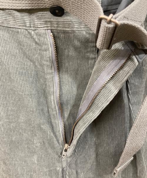 MHL（エムエイチエル）MHL (エムエイチエル) DRY COTTON NEEDLECORD PANTS グレー サイズ:SIZE 1の古着・服飾アイテム