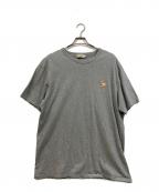 maison kitsuneメゾンキツネ）の古着「チラックスロゴ Tシャツ」｜ライトグレー