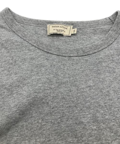 maison kitsune（メゾンキツネ）maison kitsune (メゾンキツネ) チラックスロゴ Tシャツ ライトグレー サイズ:XXLの古着・服飾アイテム