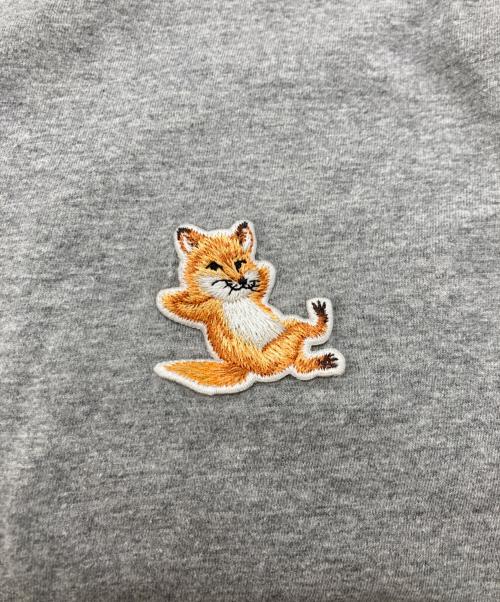 maison kitsune（メゾンキツネ）maison kitsune (メゾンキツネ) チラックスロゴ Tシャツ ライトグレー サイズ:XXLの古着・服飾アイテム