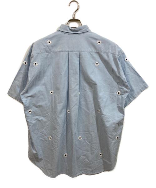 nick gear（ニックギア）NICK GEAR (ニックギア) 半袖フラワーワッペンシャツ スカイブルー サイズ:SIZE Lの古着・服飾アイテム