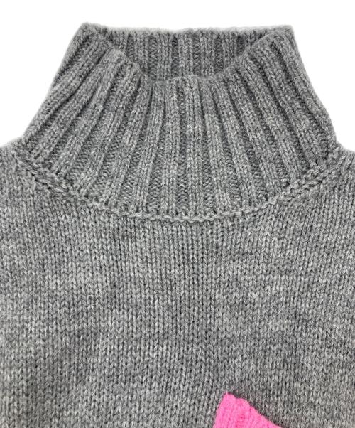 J.W.ANDERSON（ジェイダブリューアンダーソン）J.W.ANDERSON (ジェイダブリューアンダーソン) Patch Pocket Turtleneck Jumper グレー サイズ:SIZE Sの古着・服飾アイテム