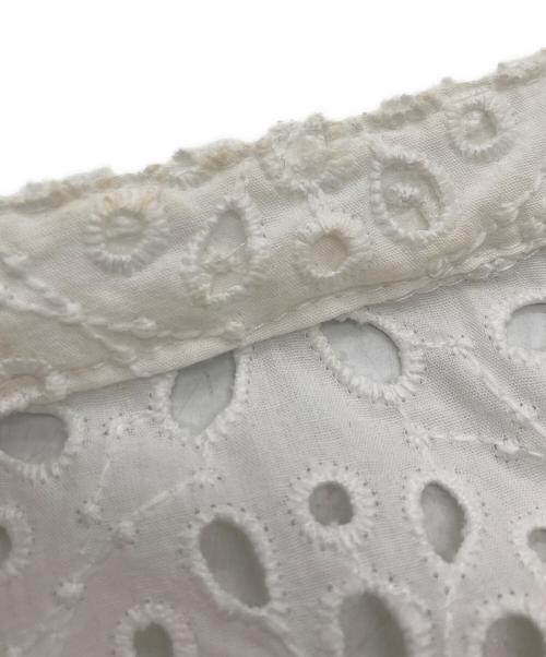 BALLSEY（ボールジィ）BALLSEY (ボールジィ) サークルフラワーエンブロイダリー キーネックブラウス ホワイト サイズ:SIZE 36の古着・服飾アイテム