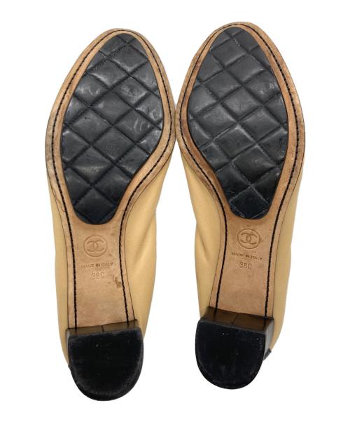 CHANEL（シャネル）CHANEL (シャネル) ココマークバイカラーヒールパンプス ベージュ サイズ:SIZE 38Cの古着・服飾アイテム