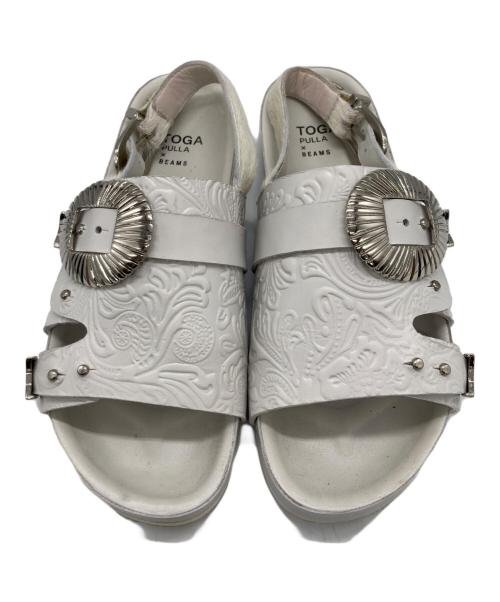 TOGA PULLA（トーガ プルラ）TOGA PULLA (トーガ プルラ) RAY BEAMS (レイ ビームス) メタルエンボスサンダル アイボリー サイズ:38の古着・服飾アイテム