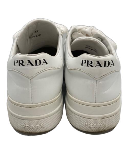 PRADA（プラダ）PRADA (プラダ) ヒールロゴローカットスニーカー ホワイト サイズ:SIZE 37の古着・服飾アイテム