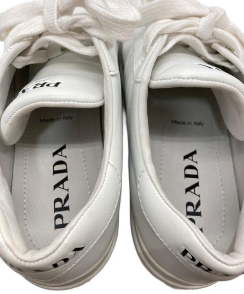 PRADA（プラダ）PRADA (プラダ) ヒールロゴローカットスニーカー ホワイト サイズ:SIZE 37の古着・服飾アイテム