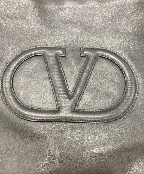VALENTINO（ヴァレンティノ）VALENTINO (ヴァレンティノ) ロゴ型押しチェーンショルダーバッグ ブラックの古着・服飾アイテム