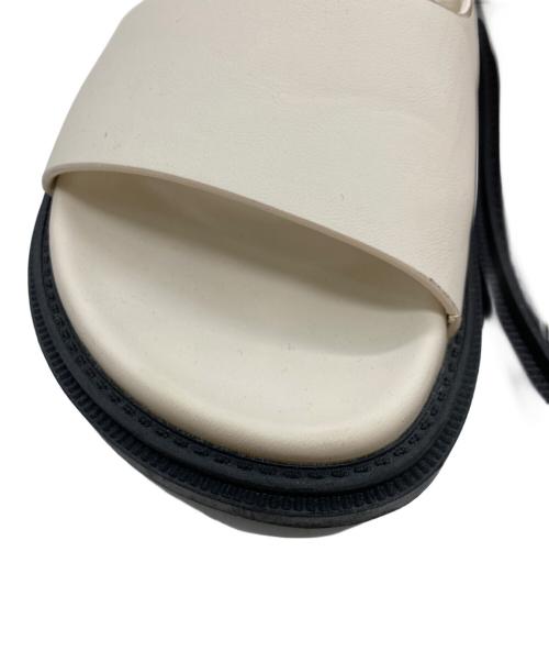 MOHI（モヒ）MOHI (モヒ) 2ベルトフラットサンダル アイボリー サイズ:SIZE 23.5cmの古着・服飾アイテム