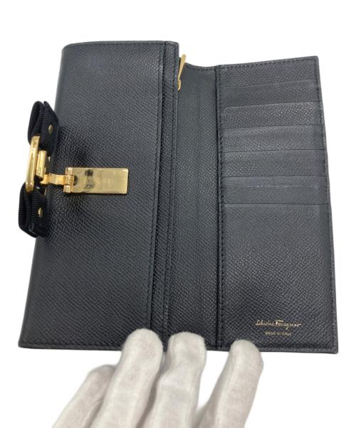 Salvatore Ferragamo（サルヴァトーレ フェラガモ）Salvatore Ferragamo (サルヴァトーレ フェラガモ) ヴェラリボン長財布 ブラックの古着・服飾アイテム