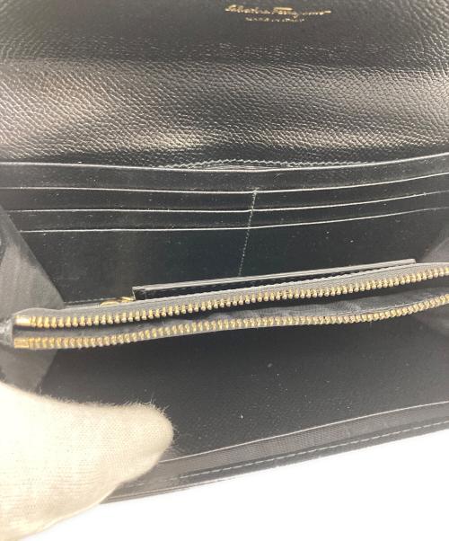 Salvatore Ferragamo（サルヴァトーレ フェラガモ）Salvatore Ferragamo (サルヴァトーレ フェラガモ) ヴェラリボン長財布 ブラックの古着・服飾アイテム