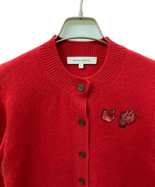 maison kitsune（メゾンキツネ）MAISON KITSUNE (メゾンキツネ) ダブル パッチ フォックス ＆ ドラゴン カーディガン レッド サイズ:	SIZE XSの古着・服飾アイテム