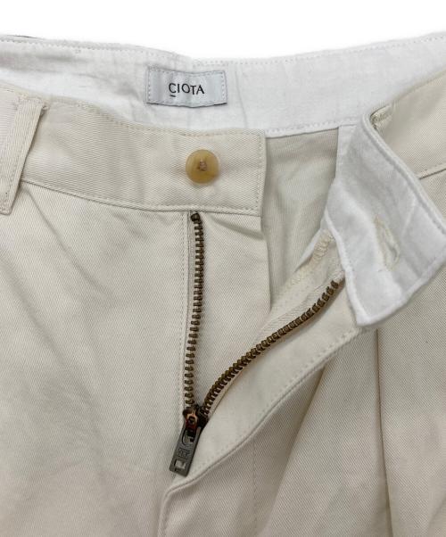 CIOTA（シオタ）CIOTA (シオタ) ツータックチノパンツ ホワイト サイズ:	SIZE 4の古着・服飾アイテム