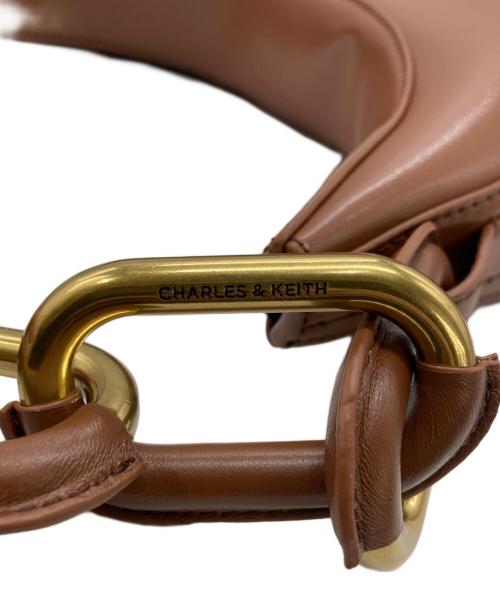 CHARLES & KEITH（チャールズアンドキース）CHARLES & KEITH (チャールズアンドキース) コラ メタリックアクセントムーンバッグ ブラウンの古着・服飾アイテム