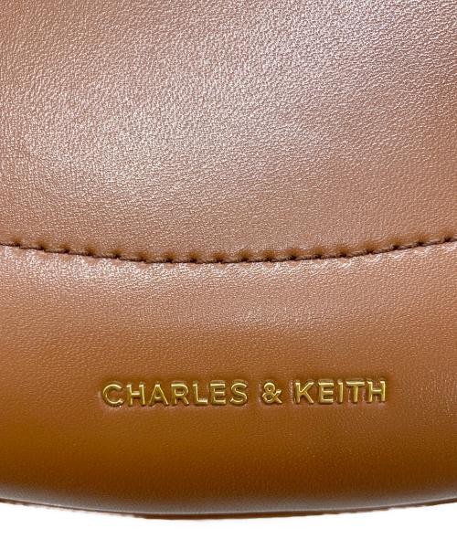 CHARLES & KEITH（チャールズアンドキース）CHARLES & KEITH (チャールズアンドキース) コラ メタリックアクセントムーンバッグ ブラウンの古着・服飾アイテム