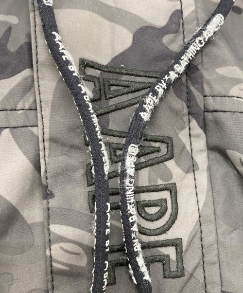 Aape BY A BATHING APE（エーエイプ バイ アベイシングエイプ）AAPE BY A BATHING APE (エーエイプ バイ アベイシングエイプ) カモフラマウンテンパーカー グレー サイズ:	SIZE Mの古着・服飾アイテム