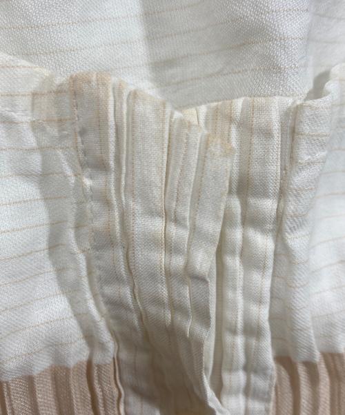ISSEY MIYAKE（イッセイミヤケ）ISSEY MIYAKE (イッセイミヤケ) ショートスリーブプリーツブラウス ベージュ サイズ:SIZE 2の古着・服飾アイテム