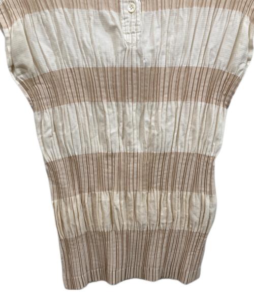 ISSEY MIYAKE（イッセイミヤケ）ISSEY MIYAKE (イッセイミヤケ) ショートスリーブプリーツブラウス ベージュ サイズ:SIZE 2の古着・服飾アイテム
