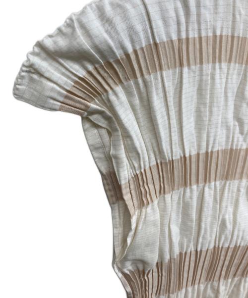 ISSEY MIYAKE（イッセイミヤケ）ISSEY MIYAKE (イッセイミヤケ) ショートスリーブプリーツブラウス ベージュ サイズ:SIZE 2の古着・服飾アイテム