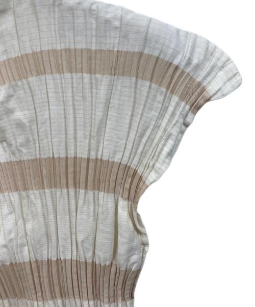 ISSEY MIYAKE（イッセイミヤケ）ISSEY MIYAKE (イッセイミヤケ) ショートスリーブプリーツブラウス ベージュ サイズ:SIZE 2の古着・服飾アイテム
