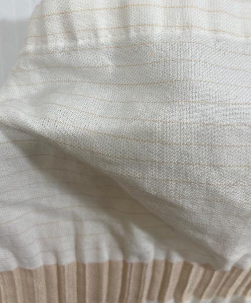 ISSEY MIYAKE（イッセイミヤケ）ISSEY MIYAKE (イッセイミヤケ) ショートスリーブプリーツブラウス ベージュ サイズ:SIZE 2の古着・服飾アイテム