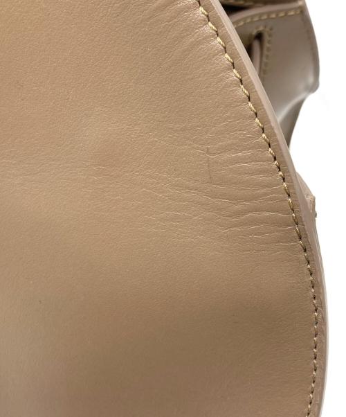 HARUNOBUMURATA（ハルノブ ムラタ）HARUNOBUMURATA (ハルノブ ムラタ) PIADA MEDIA - LEATHER BELTED MEDIUM BOSTON ベージュの古着・服飾アイテム