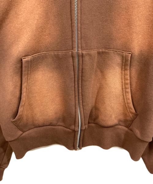 YOUNGER SONG（ヤンガーソング）YOUNGER SONG (ヤンガーソング) over dye universal logo zip hoodie ブラウン サイズ:	SIZE Mの古着・服飾アイテム