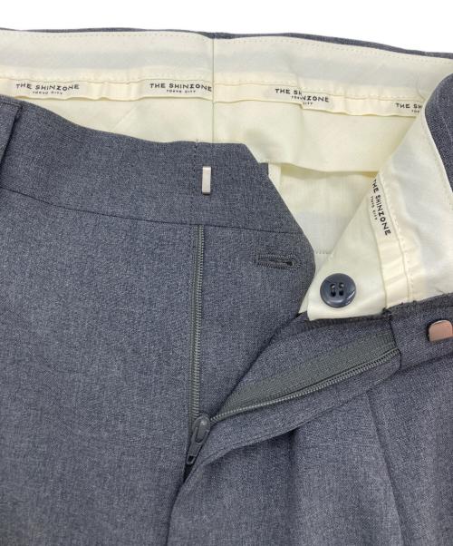 THE SHINZONE（ザ シンゾーン）THE SHINZONE (ザ シンゾーン) 2タック クライスラー パンツ グレー サイズ:	SIZE 32の古着・服飾アイテム