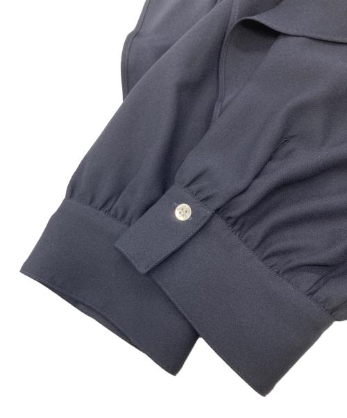23区（ニジュウサンク）23区 (ニジュウサンク) バックサテンジョーゼット フレア ブラウス ネイビー サイズ:50の古着・服飾アイテム