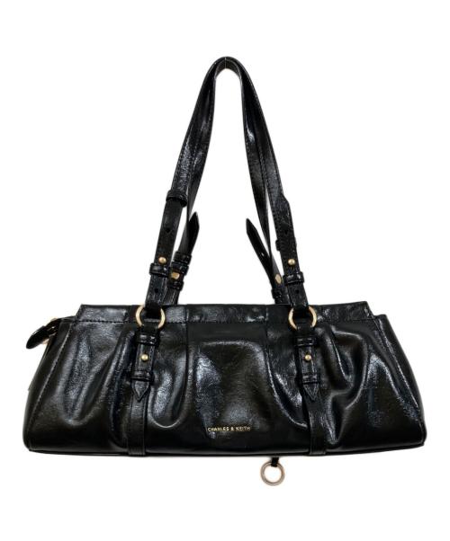 CHARLES & KEITH（チャールズアンドキース）CHARLES & KEITH (チャールズアンドキース) ブリットン スエードルーシュドイロンゲイトショルダーバッグ ブラックの古着・服飾アイテム
