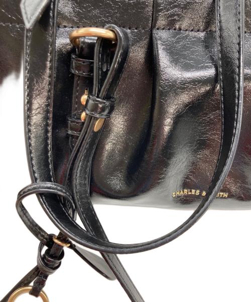 CHARLES & KEITH（チャールズアンドキース）CHARLES & KEITH (チャールズアンドキース) ブリットン スエードルーシュドイロンゲイトショルダーバッグ ブラックの古着・服飾アイテム